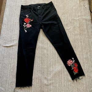 High waisted black mom jeans wit floral Embroidery